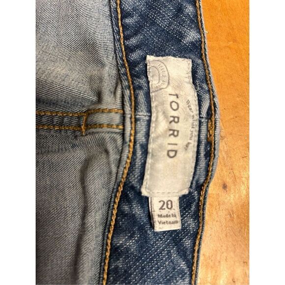 Torrid Denim Shorts Womans 20 Stretch Distressed (0876) - Picture 3 of 4